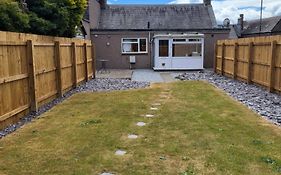 Central 2-Bedroom Bunglow With Double Sofa Bed